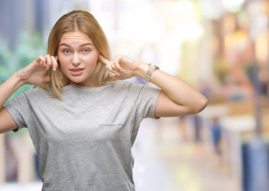 Yüksek sesle müzik gürültü rahatsız ifade parmaklarıyla kulaklarıyla kapsayan izole arka plan üzerinde beyaz kadın. Sağır kavramı.