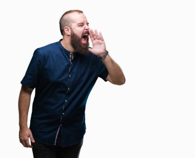 Bağırarak ve ağzı üzerinde el ile yan için çığlık izole arka plan Genç beyaz hipster adam. İletişim kavramı.