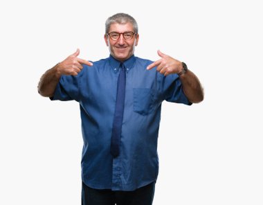 Yakışıklı üst düzey iş adamı yüzünde gülümseme ile kendinden emin görünüyorsun, kendini gururlu ve mutlu parmakları ile işaret izole arka plan üzerinde.