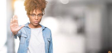 Güzel genç Afro-Amerikan kadın gözlük stop yapıyor izole arka plan üzerinde elin avuç ile şarkı. Negatif ve ciddi bir jest yüz ifadesiyle uyarı.