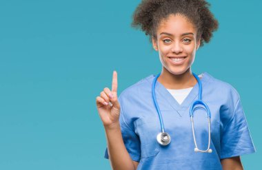 Genç afro Amerikalı doktor kadın ve parmak gülümseyen süre bir numara ile kendinden emin ve mutlu yukarıyı gösteren izole arka plan.