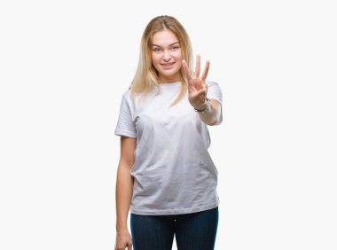 Gösterilen ve parmakları ile işaret izole arka plan üzerinde beyaz kadın kendinden emin ve mutlu gülümseyerek iken üçüncü.