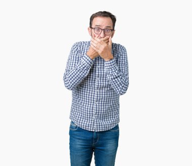 Arka plan ağız hata için elleriyle kapsayan şok üzerinde gözlük takan yakışıklı orta yaş zarif üst düzey iş adamı izole. Gizli kavramı.