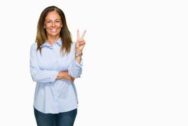 Güzel orta yaş iş mutlu yüz zafer işareti yaparken kameraya göz kırpıyor ile gülümseyen izole arka plan yetişkin kadın. İki numaralı.