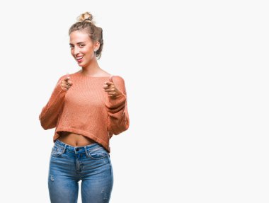 Güzel sarışın genç kadın için fotoğraf makinesi ile mutlu ve komik yüz parmakları işaret izole arka plan üzerinde. İyi enerji ve vibes.