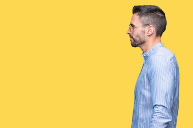 Genç yakışıklı adam giyen güneş gözlüğü izole arka tarafına, seyir üzerinde dinlenmek doğal yüz emin gülümseme ile pozuyla profili.