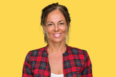 Yüzünde mutlu ve güzel bir gülümseme ile izole arka plan üzerinde rahat ceket giyen orta yaş yetişkin kadın. Şanslı kişi.