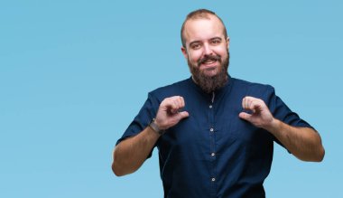 Yüzünde gülümseme ile kendinden emin görünüyorsun, kendini gururlu ve mutlu parmakları ile işaret izole arka plan beyaz yenilikçi genç adam.