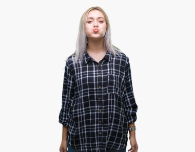 Genç Sarışın kadın komik surat ile yanakları şişirme izole arka plan yüzünden. Ağız ile hava, deli ifade şişirilmiş.