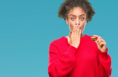 Genç afro Amerikalı kadın çikolata macaron izole arka kapak ağız için hata, ifade korku, utanç ile şok el ile üzerinden yemek sessizlik içinde gizli kavramı korkuttu