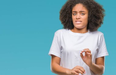 Genç afro Amerikalı kadın izole arka plan üzerinde tiksinti ifadesi, memnun ve korkulu tiksinti yüz yapıyorsun çünkü nefret tepki. Elleriyle kaldırdı. Sinir bozucu kavramı.