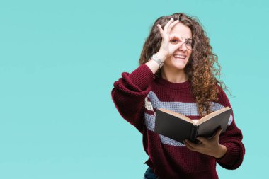 Genç esmer kız mutlu yüz el parmaklarının arasından seyir göz üzerinde ok işaretiyle yapıyor gülümseyen izole arka plan üzerinde gözlük takan bir kitap okuma