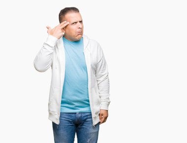 Orta yaş Arap adam giyen kazak izole üzerinde çekim ve öldürmek kendini el ve parmaklara baş, intihar jest işaret arka plan.