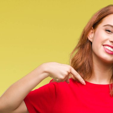 Yüzünde gülümseme ile kendinden emin görünüyorsun, kendini gururlu ve mutlu parmakları ile işaret izole arka plan üzerinde genç güzel kadın.