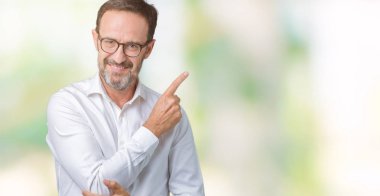 Yakışıklı orta yaş zarif üst düzey iş adam gözlük izole üzerinde arka plan işaretçi el parmak tarafı gösteren reklam, ciddi ve sakin yüz için