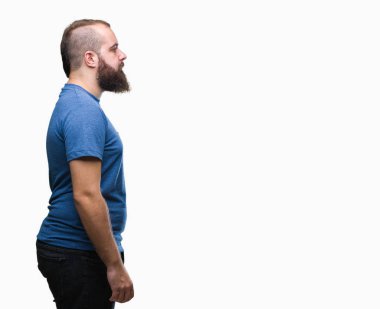 İzole arka tarafına, arayan genç beyaz hipster adam sakin ol kendine güvenen gülümseme ile doğal yüz pozuyla profili.