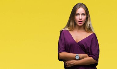 Genç güzel sarışın zarif kadın izole arka plan korkuyor ve sürpriz ifade ile şok korku ve yüz heyecanlı.