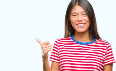 Genç Asyalı kadın hareketi el ile mutlu yaşasın yapıyor izole arka plan üzerinde. Kameraya bakarak başarı gösteren ile ifade onaylama.