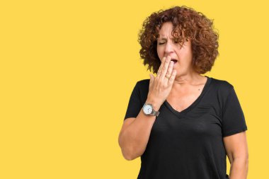 Güzel orta ager izole arka plan üzerinde kadın kıdemli esneme yorgun kapsayan ağız el ile sıkılmış. Restless ve uyku hali.