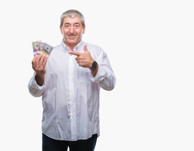 Yakışıklı komuta sizde para demet izole arka plan üzerinde çok mutlu el ve parmak ile işaret tutan