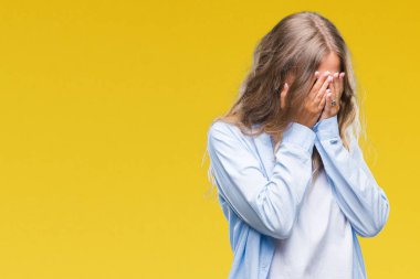 Güzel sarışın genç kadın ağlayarak süre elleriyle yüzünü kapsayan üzgün ifade ile izole arka plan üzerinde. Depresyon kavramı.