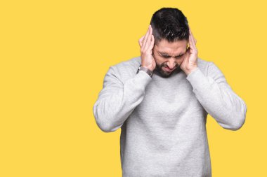 Çünkü üzerinde sweatshirt giyen genç yakışıklı adam arka plan baş baş ağrısı için el ile izole stres. Migren muzdarip.