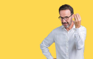 Yakışıklı orta yaş zarif üst düzey iş adam gözlük izole arka yapıyor İtalyan üzerinde el ve parmak emin ifadeyle jest