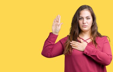 Artı boyutu genç kadın izole arka plan güzel göğüs ve bir sadakat sözü yemin yapma avuç, el ile küfür