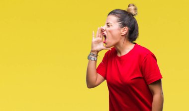 Genç güzel kadın bağırarak ve ağzı üzerinde el ile yan için çığlık izole arka plan yüzünden. İletişim kavramı.