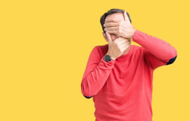 Yakışıklı orta yaş ağarmış komuta sizde izole arka plan kaplaması gözler ve ağız el ile üzerinden kış kazak giyen şaşırttı ve şok. Duygu gizleme