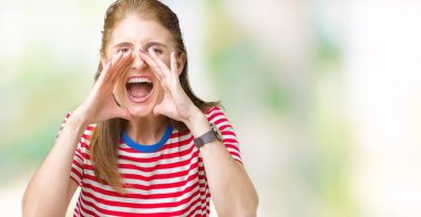 Orta yaş eller kızgındım yüksek sesle bağırarak izole arka plan üzerinde rahat t-shirt giyen Olgun kadın ağzına