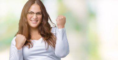 Gülümseyen ve başarı için çığlık boyutu genç kadın izole arka plan çok mutlu ve heyecanlı kaldırdı, silah ile kazanan jest yapıyor Ayrıca güzel. Kutlama kavramı.