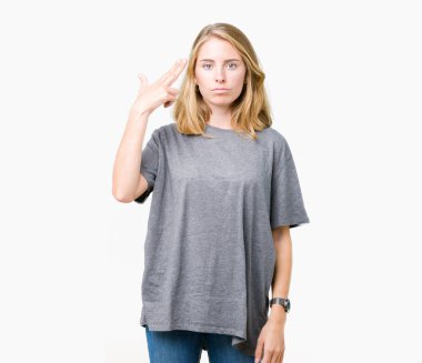 Büyük boy rahat t-shirt üzerinde izole giyen güzel ve genç birbayan çekim ve öldürmek kendini el ve parmaklara baş, intihar jest işaret arka plan.