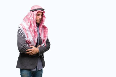 Genç yakışıklı Arap adam uzun saçlı keffiyeh üzerinde giyen izole mide üzerinde el ile arka plan çünkü mide bulantısı, ağrılı hastalık hasta hissediyor. Ağrısı kavramı.