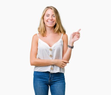 Kameraya bakarak yan el ve parmak ile işaret yüzünde kocaman bir gülümseme ile izole arka plan güzel genç kadın.