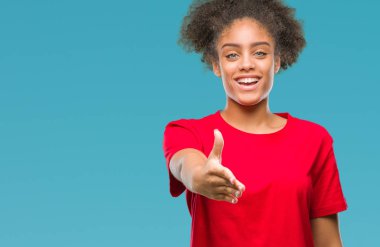 Genç afro Amerikan kadın dostu sunan el sıkışma tebrik ve davet edici olarak gülümseyen izole arka plan yüzünden. Başarılı iş.
