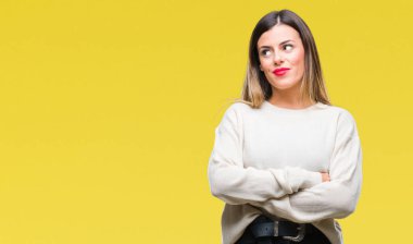 Genç güzel kadın rahat beyaz kazak görünümlü yan ve dik dik bakma uzağa düşünce gülümseyen izole arka plan üzerinde.