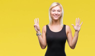 Gösterilen ve parmakları ile işaret izole arka plan üzerinde zarif elbise genç güzel sarışın çekici bir kadın kendinden emin ve mutlu gülümseyerek süre sekiz numara.