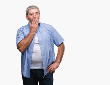 Yakışıklı komuta sizde izole arka plan üzerinde el ile ağız kapsayan yorgun esneme sıkılmış. Restless ve uyku hali.