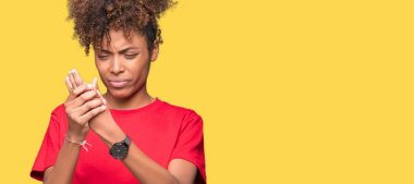 Güzel genç Afro-Amerikan kadın yüzünden izole arka plan acı acı elleri ve parmakları, artrit inflamasyon