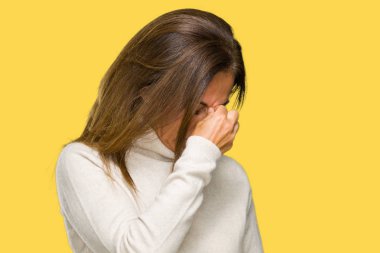 İzole arka plan yorgun sürtünme burun ve göz yorgunluğu ve baş ağrısı duygu üzerinde kış kazak giyen güzel orta yaş yetişkin kadın. Stres ve hayal kırıklığı kavramı.