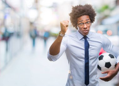 Futbol topu yere izole arka rahatsız ve öfke, çılgın ve yükseltilmiş el, öfke kavramı ile diye bağıran ile sinirli bağırarak tutan Afro Amerikan Yöneticisi adam