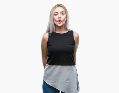 Sarışın genç kadın izole arka plan yapma balık yüzüne dudaklı, çılgın ve komik bir jest. Komik ifade.