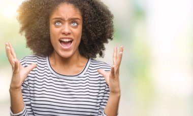 Genç afro Amerikalı kadın izole arka plan çılgın ve kızgın bağırarak ve agresif ifade ve silah kaldırdı bağırıyor. Hayal kırıklığı kavramı.