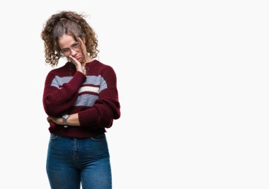 Güzel esmer kıvırcık saçlı Genç kız gözlüklü düşünme izole arka plan bakmaktan yorgun ve sıkılmış çapraz silah depresyon sorunları ile.