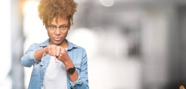 Güzel genç Afro-Amerikan kadın izole arka plan kum yumruk dövüşü, saldırgan ve kızgın saldırı, tehdit ve şiddet üzerine gözlük