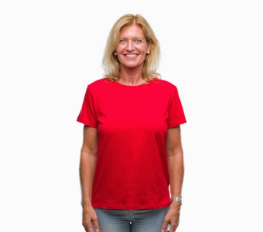 Orta yaş izole arka plan ile bir mutlu ve güzel sarışın kadın yüzündeki gülümseme. Şanslı kişi.