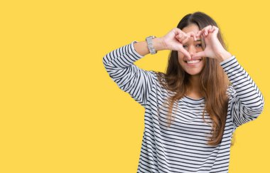 El ve parmak işareti seyir gülümseyen izole arka plan yapıyor kalp şekli üzerinde çizgili süveter giyen genç güzel esmer kadın