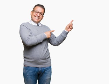 Orta yaş bussines Arap adam gözlük gülümseyen ve iki elleri ve parmakları ile tarafına işaret kamera bakarak izole arka plan üzerinde.