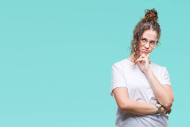 Güzel genç esmer kıvırcık saçlı kız gözlüklü düşünme izole arka plan bakmaktan yorgun ve sıkılmış çapraz silah depresyon sorunları ile.